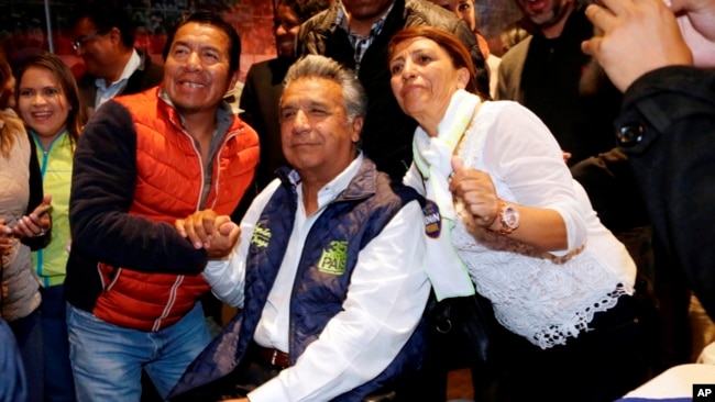 Lenin Moreno, candidato presidencial para el partido gobernante Alianza PAIS, centro, posa para una foto con sus seguidores tras una rueda de prensa en Quito, Ecuador, el lunes 20 de febrero de 2017.