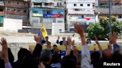 El presidente de la Asamblea Nacional, Julio Borges (centro) y otros diputados opositores participan en una sesión pública en el barrio de Petare en Caracas, el 26 de enero.