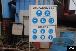 Signage at Western Mraine encouraging worker safety. (A. Yee/VOA)