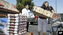 Shoppers unload their items at Costco in Mountain View, California, August 2011. (file photo)