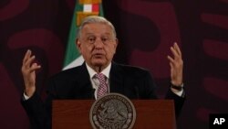 ARCHIVO: El presidente mexicano, Andrés Manuel López Obrador, da su conferencia de prensa matutina diaria en el Palacio Nacional en la Ciudad de México, el viernes 1 de marzo de 2024.