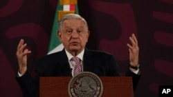 El presidente mexicano, Andrés Manuel López Obrador, da su conferencia de prensa matutina diaria en el Palacio Nacional de la Ciudad de México, el viernes 1 de marzo de 2024.