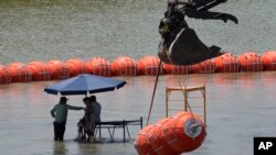 지난 7월 12일, 텍사스주 이글패스 지역 리오그란데강에 불법 월경을 막기 위한 부유식 수중 장벽이 설치되고 있다.