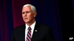 El vicepresidente Mike Pence llega a hablar en la Cumbre Nacional de Ciberseguridad del Departamento de Seguridad Nacional en Nueva York, el martes 31 de julio de 2018.