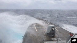 ក្នុង​រូប​ដែល​បាន​ផ្តល់​ដោយ U.S. Navy បង្ហាញនាវា​បាញ់​មីស៊ីល​​USS Milius (DDG 69) ក្នុង​សមុទ្រ​ភីលីពីន កាលពី​ថ្ងៃទី​១៣ មីនា ឆ្នាំ២០២៣។