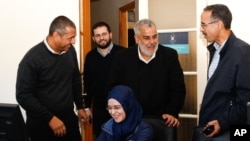 Abdelilah Benkirane, le secrétaire du parti islamiste avec son équipe dans son bureau, à Rabat, Maroc, le 27 novembre 2011.