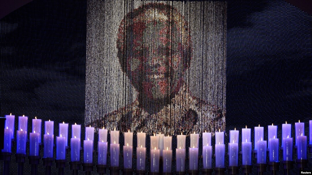 Nến thắp dưới chân dung cựu Tổng thống Nam Phi Nelson Mandela quê nhà Qunu của ông, ngày 15/12/2013.