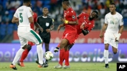 Le Togolais Emmanuel Adebayo, à droite, se bat pour la balle contre l'Ivoirien Wilfried Kano, à gauche, lors de la CAN 2017 au stade de Oyem, au Gabon, le 16 janvier 2017.