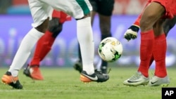 Le Togolais Emmanuel Adebayo, à droite, se bat pour la balle contre l'Ivoirien Wilfried Kano, à gauche, lors de la CAN 2017 au stade de Oyem, au Gabon, le 16 janvier 2017.