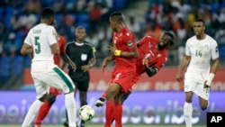 Le Togolais Emmanuel Adebayo, à droite, se bat pour la balle contre l'Ivoirien Wilfried Kano, à gauche, lors de la CAN 2017 au stade d'Oyem, au Gabon, le 16 janvier 2017.