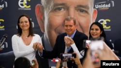 El candidato presidencial opositor, Edmundo González Urrutia, durante su primer mitin junto a la líder María Corina Machado (izquierda) y la dirigente opositora Delsa Solorzano. 