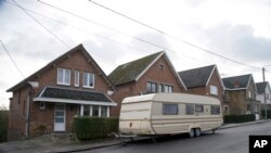 Suasana di sekitar Rue Radache, Auvelais, Belgia, 13 Januari 2016 (Foto: dok). Para pejabat mengatakan DNA Najim Laachraouli ditemukan di rumah yang digunakan oleh para penyerang yang mengontrak rumah itu dengan nama “Soufiane Kayale”.