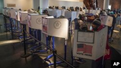 Warga Amerika memberikan suara lebih awal di Brooklyn Museum, New York, Selasa (27/10).