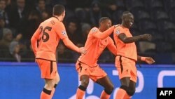 Le milieu de terrain sénégalais de Liverpool Sadio Mane, à droite, célèbre le défenseur écossais de Liverpool Andrew Robertson, à gauche, et le milieu de terrain néerlandais de Liverpool Georginio Wijnaldum, au centre, célèbrent le premier but du match al