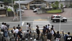 Para awak media berkumpul di depan pusat perawatan difabel Tsukui Yamayuri-en, di Sagamihara, pinggiran Tokyo pasca insiden penikaman, Selasa (26/7). 