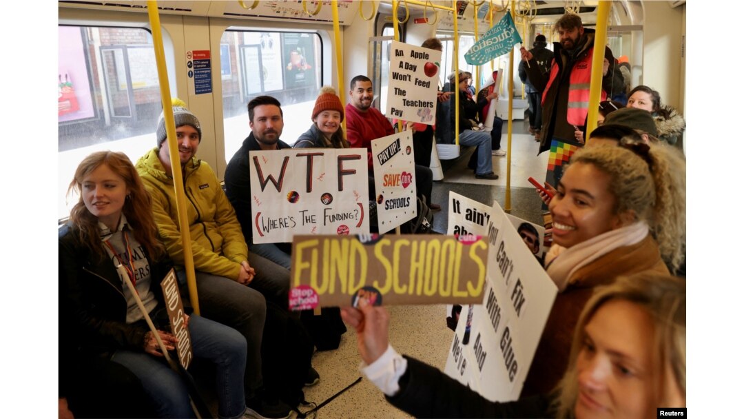 Para guru melakukan pemogokan di London, Inggris, 1 Februari 2023. (Foto: REUTERS/Kevin Coombs)