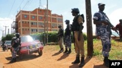 Polisi wasimkama zamu nje ya ofisi za gazeti la Daily Monitor mjini Kampala Mei 20, 2013