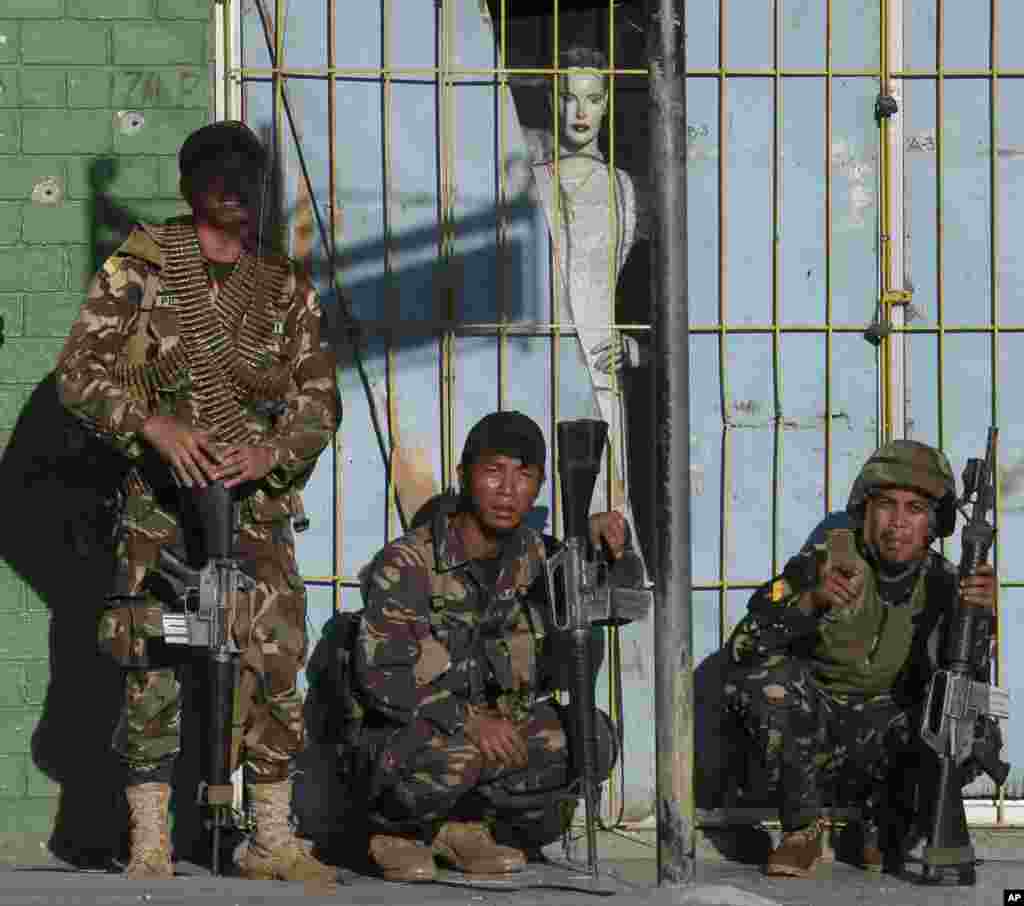 Government troopers prepare for an assault on Muslim rebels in Zamboanga, Philippines, Sept. 13, 2013. 