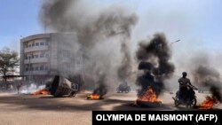 Barricades enflammées à Ouagadougou lors d'une manifestation contre le président Marc Christian Kaboré, le 23 janvier 2022.