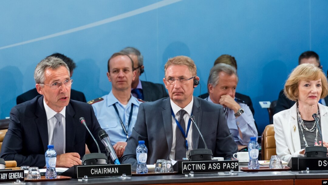 Sekjen NATO Jens Stoltenberg (kiri) berbicara dalam pertemuan tertutup NATO di Brussels, Belgia, Selasa (28/7).