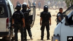 Des officiers tunisiens face aux manifestants à Tataouine, dans le sud de la Tunisie, 22 mai 2017.