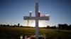 Cairan dari lilin tergantung di satu dari 17 salib di tempat peringatan korban penembakan di SMU&nbsp; Marjory Stoneman Douglas di Parkland, Florida, 16 Februari, 2018.