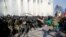 <p>Радикали б'ються&nbsp; із міліцією.</p>
