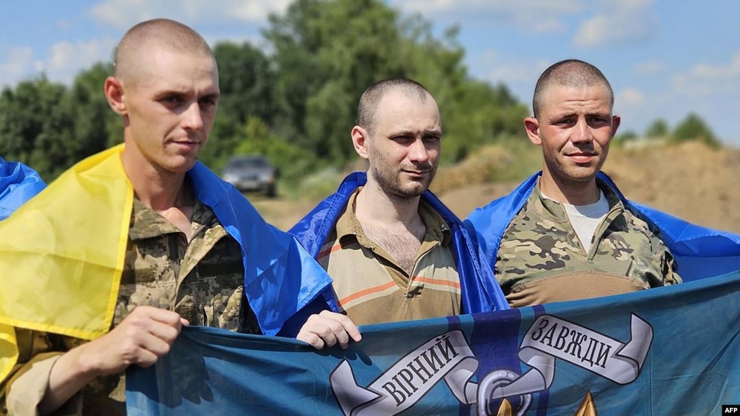Украинские военнопленные, возвращенные на родину в результате обмена. 17 июля 2024 г. 