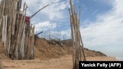 Erosion près d'un village de pêcheurs situé sur le site de construction du nouveau port à Lomé, au Togo le 2 juin 2018.