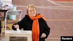 La exmandataria chilena Michelle Bachelet en el momento se sufragar en las primarias. Al menos 13 millones de ciudadanos estaban habilitados para votar. 