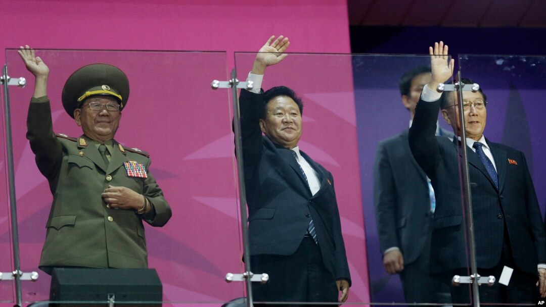 Tiga pejabat senior Korea Utara Hwang Pyong So (kiri), Choe Ryong Hae dan Kim Yang Gon menghadiri upacara penutupan Asian Games di Incheon, Korea Selatan Sabtu (4/10). Kedua Korea sepakat melakukan pembicaraan babak baru. 