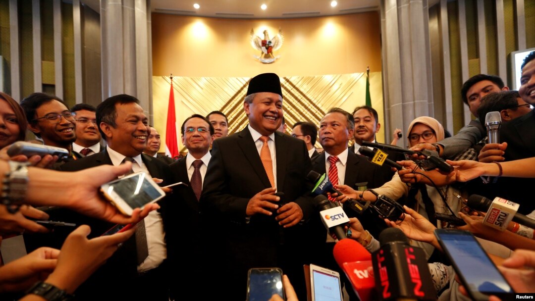 Perry Warjiyo, Gubernur Bank Indonesia yang baru, berbicara kepada wartawan setelah pelantikan di Jakarta, 24 Mei 2018.