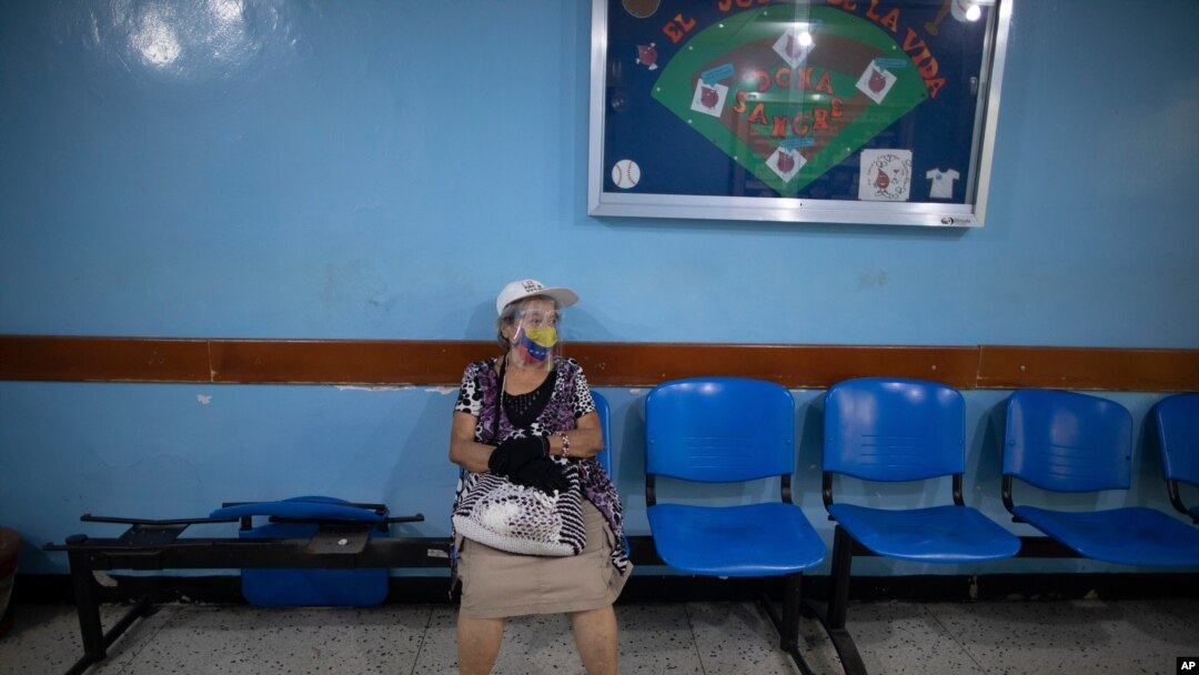 Juana Guerrero, de 80 años, espera para recibir una dosis de la vacuna Sputnik-V en el hospital público Pérez Carreño en Caracas, el 9 de abril de 2021.
