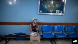 Juana Guerrero, de 80 años, espera para recibir una dosis de la vacuna Sputnik-V en el hospital público Pérez Carreño en Caracas, el 9 de abril de 2021.