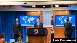 토니 블링컨 미국 국무장관(가운데)과 대니얼 네이들 국무부 국제종교자유국장(왼쪽)이 12일 워싱턴 국무부 청사에서 '2020 국제종교자유보고서'를 발표했다. 오른쪽은 네드 프라이스 국무부 대변인.