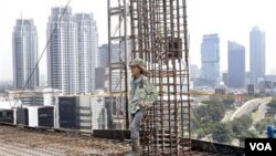 Seorang pekerja konstruksi bekerja di sebuah proyek di Jakarta. BPS mencatat perdagangan Indonesia mengalami surplus dengan Amerika, Malaysia dan Korsel. (foto: dok)