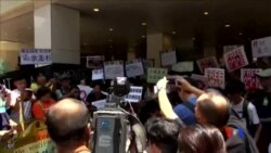 2015-07-05 美國之音視頻新聞:香港多個團體抗議新加坡因言定罪余澎杉