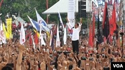 Capres 01 Joko Widodo di antara ribuan pendukungnya saat kampanye terbuka di Solo, Selasa (9/4). (Foto: VOA/Yudha)