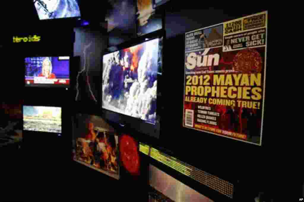 Una pantalla con recreaciones de destrucci&oacute;n, es parte de la exposici&oacute;n.