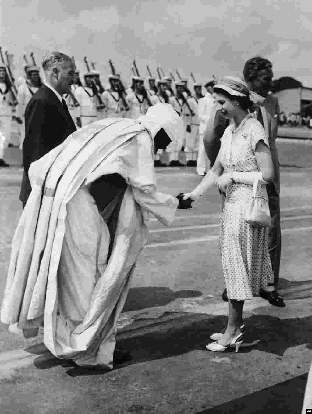 Sarauniya Elizabeth II ta Ingila tana gaisawa da Abubakar Tafawa Balewa, ministan sufuri na Najeriya a ranar 10 Fabrairu 1956, a bayan bude sabuwar tashar ruwan Apapa a Lagos. A tsaye a bayan sarauniyar, gwamna-janar na Najeriya ne, Sir James Robertson.