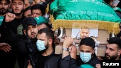 Multitud se reúne durante el funeral del jefe adjunto de Hamás, Saleh al-Arouri, quien fue asesinado en Beirut, Líbano, el 4 de enero de 2024.