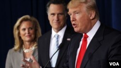 Taipan real estate, Donald Trump (kanan) menyatakan dukungan bagi Mitt Romney (tengah) dalam konferensi pers di Las Vegas (2/2).