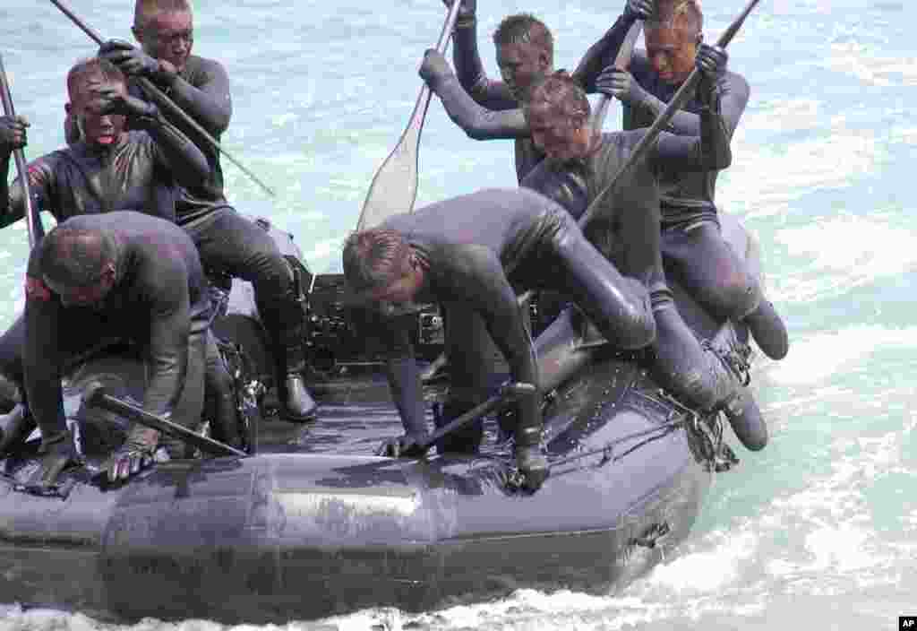 “海龙蛙兵”操纵快速橡皮艇准备登陆