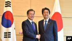 韩国总统文在寅与日本首相安倍晋三2018年5月9日在东京会晤。