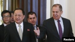 Ngoại trưởng Nga Sergei Lavrov (phải) tiếp người đồng cấp phía Triều Tiên Ri Yong Ho tại Moscow. Người đứng đầu ngành ngoại giao Nga nói đã nhận lời mời thăm Bình Nhưỡng.