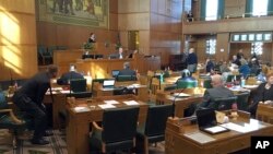 El Senado de Oregon prohibió el jueves que personas condenadas por acoso y violencia doméstica, o con órdenes de alejamiento en contra, puedan comprar o poseer armas de fuego y munición.