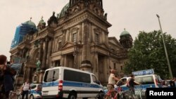 Polisi mengamankan komplek Berliner Dom setelah polisi Jerman menembak seorang pria bersenjata pisau di Katedral Berlin, Minggu (3/6). 