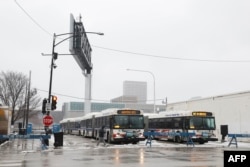 Los autobuses de la Autoridad de Tránsito de Chicago en la zona de llegada de inmigrantes durante una tormenta invernal el 12 de enero de 2024 en Chicago, Illinois. (Foto de KAMIL KRZACZYNSKI / AFP)