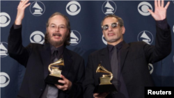 Los miembros de Steely, Dan Walter Becker y Donald Fagan, ganaron el Mejor Álbum Vocal Pop por "Two Against Nature" en la 43 edición de los Grammy Awards en Los Ángeles el 21 de febrero de 2001.