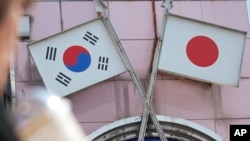 지난 2일 일본 도쿄 신오쿠보 지역 인근 상점에 걸린 태극기와 일장기. (자료사진)